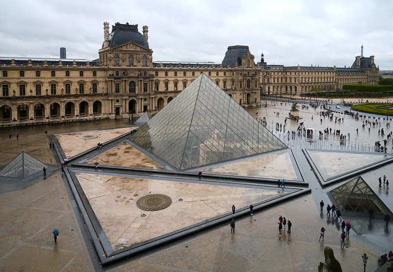 louvre museum architectural history