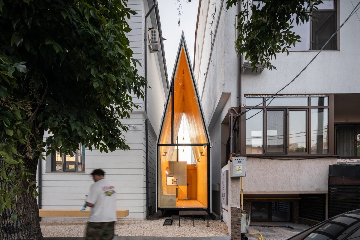 vinklu inserts triangular prism into narrow urban gap for coffee shop in romania