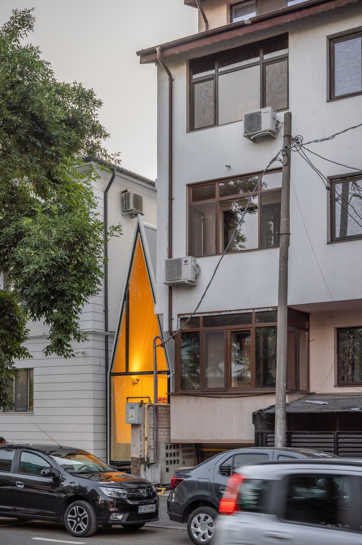 vinklu inserts triangular prism into narrow urban gap for coffee shop in romania