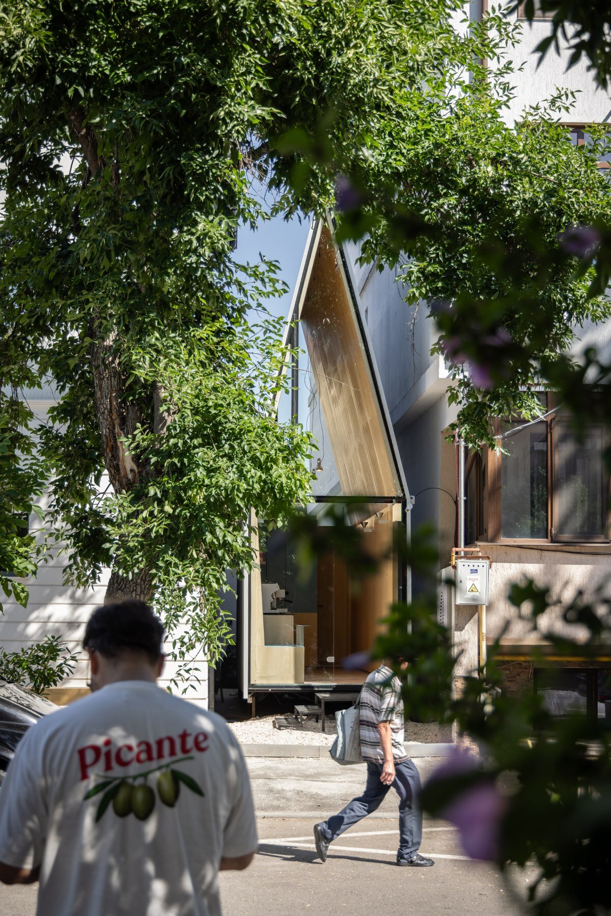 vinklu inserts triangular prism into narrow urban gap for coffee shop in romania