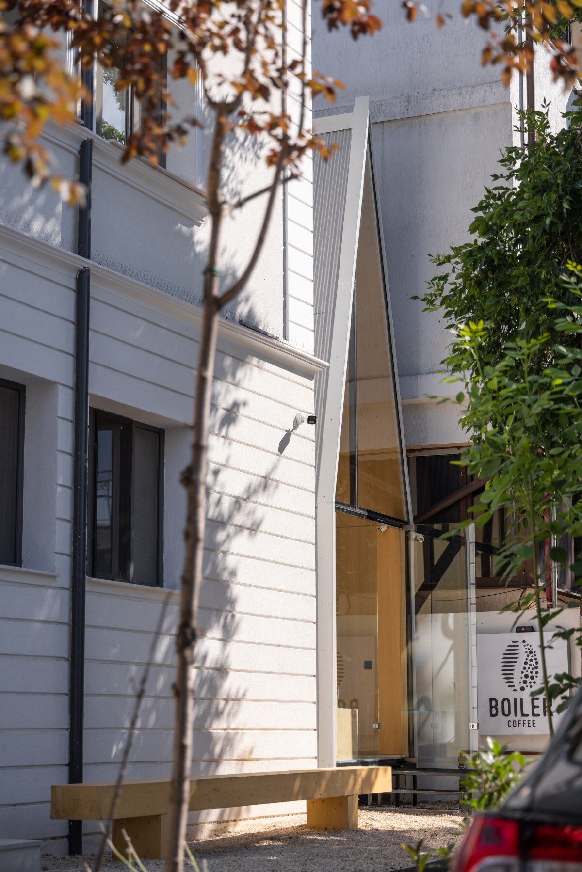vinklu inserts triangular prism into narrow urban gap for coffee shop in romania