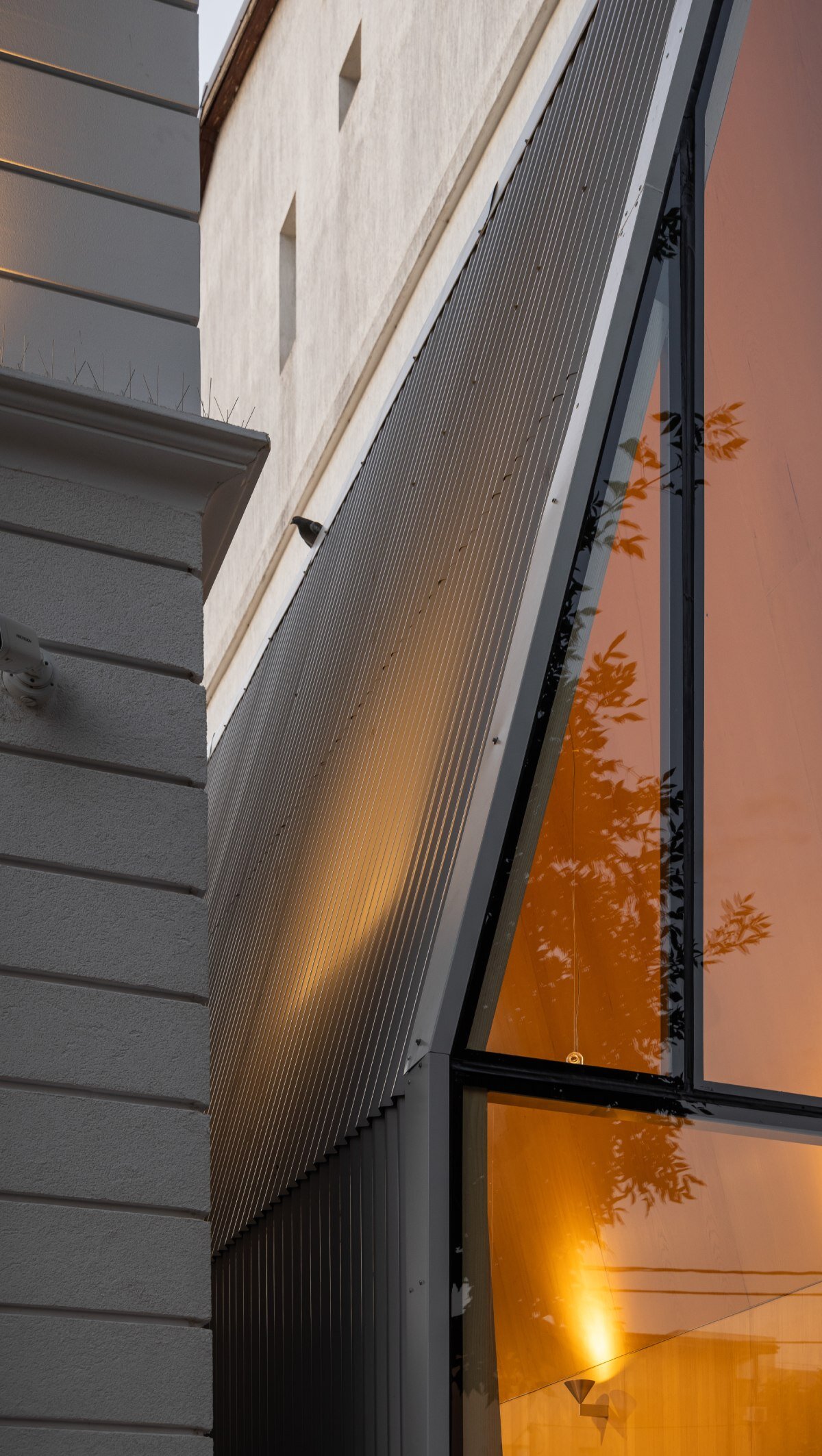 vinklu inserts triangular prism into narrow urban gap for coffee shop in romania
