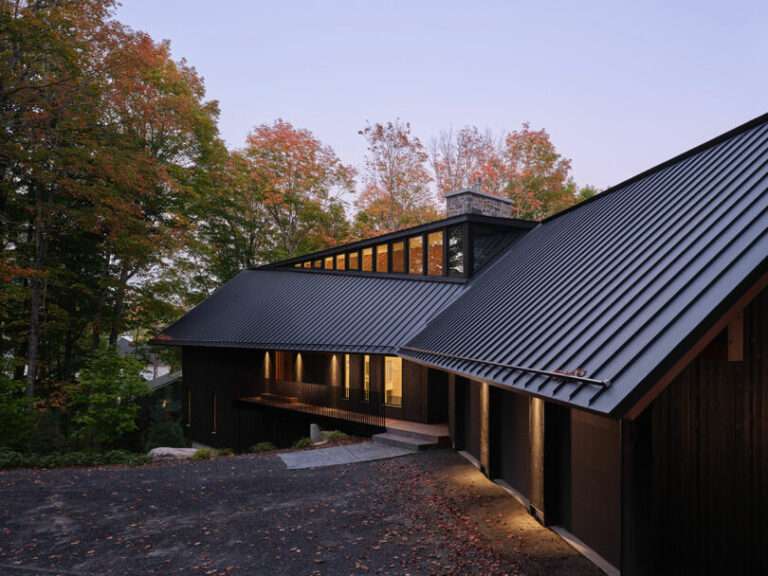 A Muskoka Lakeside Cottage Blends Architecture With the Canadian Shield