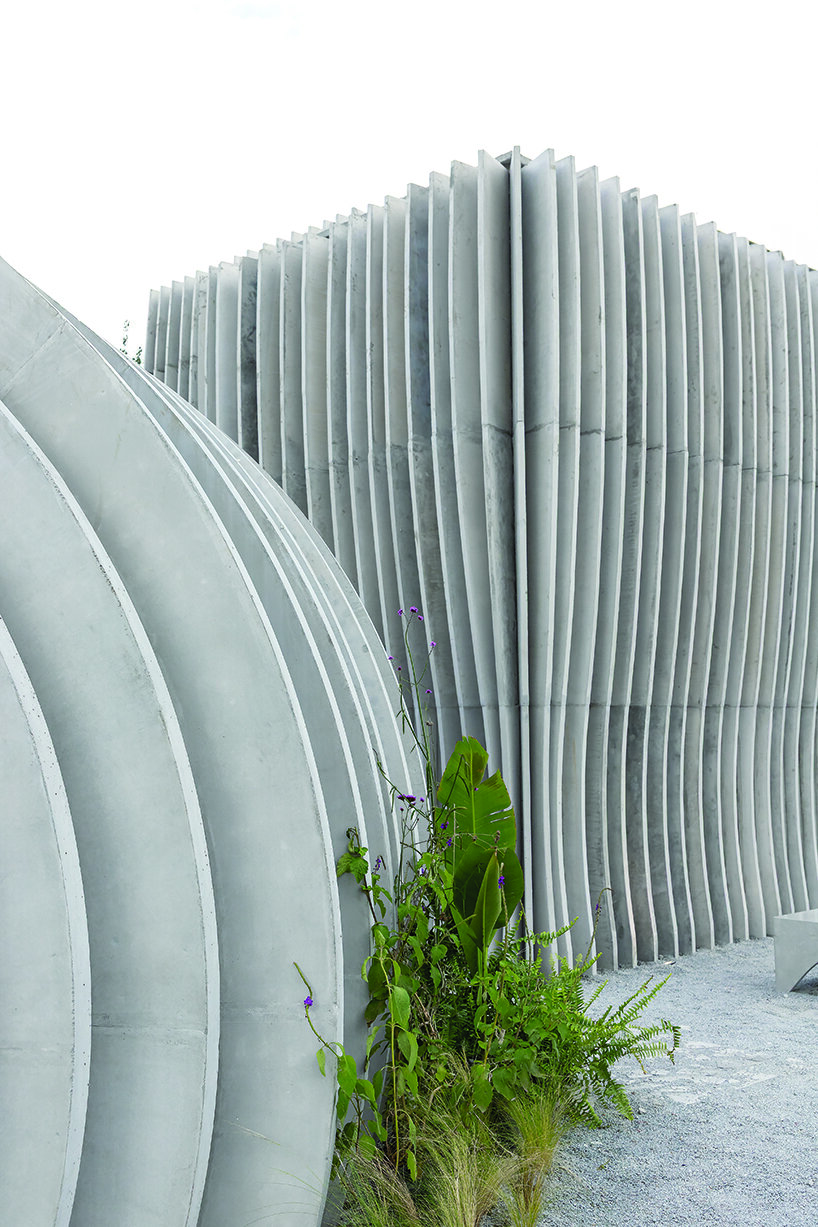 jgstudio transforms public bathroom into undulating concrete installation in ecuador