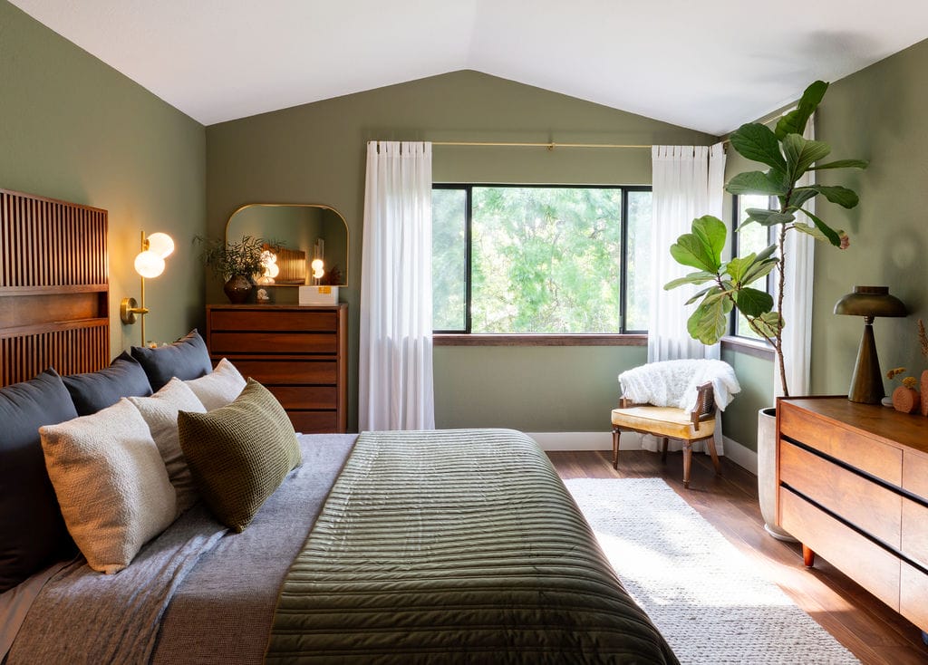 Transitional 2026 bedroom trends by DECORILLA designer, Sadi M.