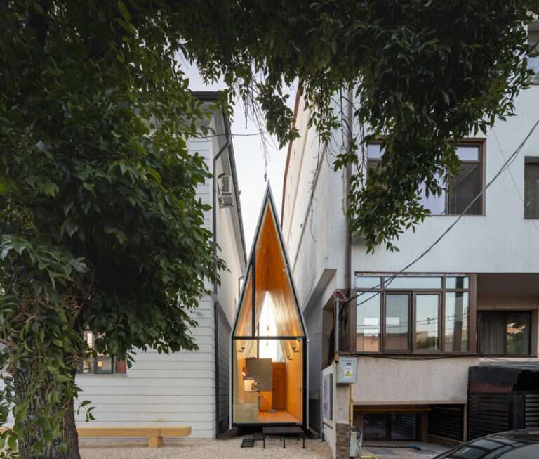 Vinklu Turns Forgotten Plot in Bucharest Into Tiny Coffee Shop