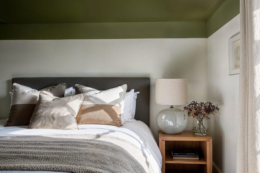 Modern minimal bedroom with color capping design by DECORILLA