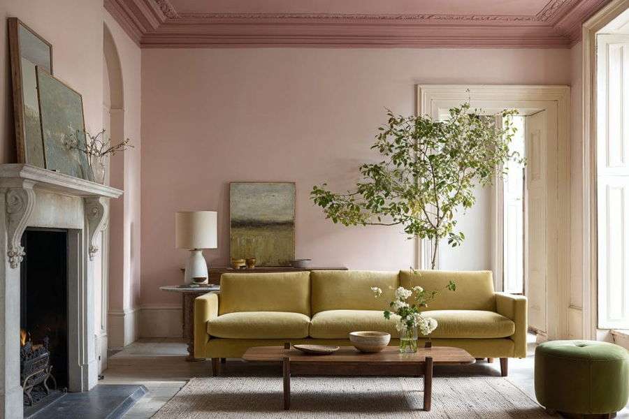 Vintage modern living room featuring the color capping trend by DECORILLA