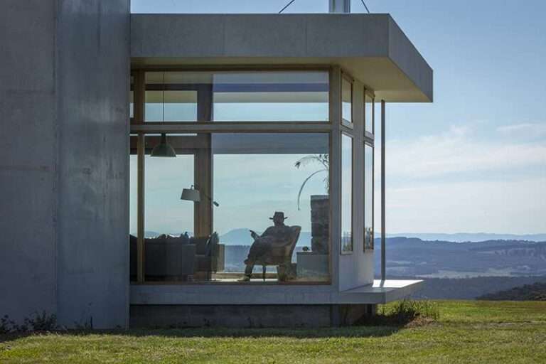 steel pavilion extends historic farmhouse on australia’s monaro plateau