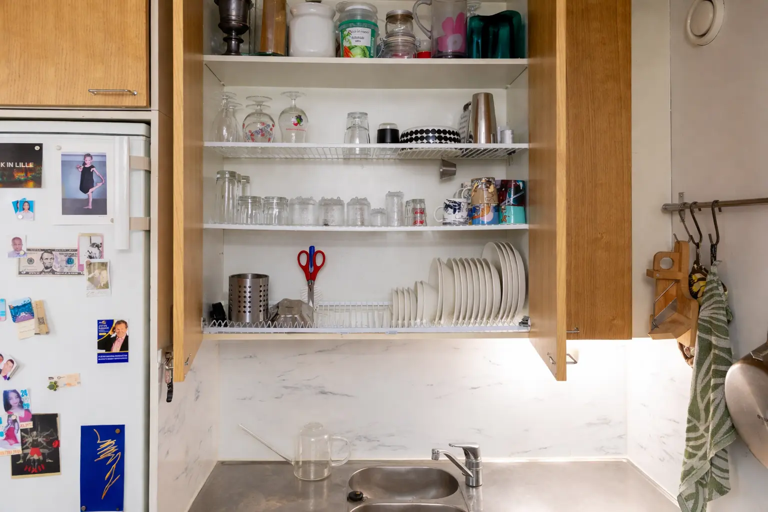 An image of a Finnish dish drying rack "astiankuivauskaappi"