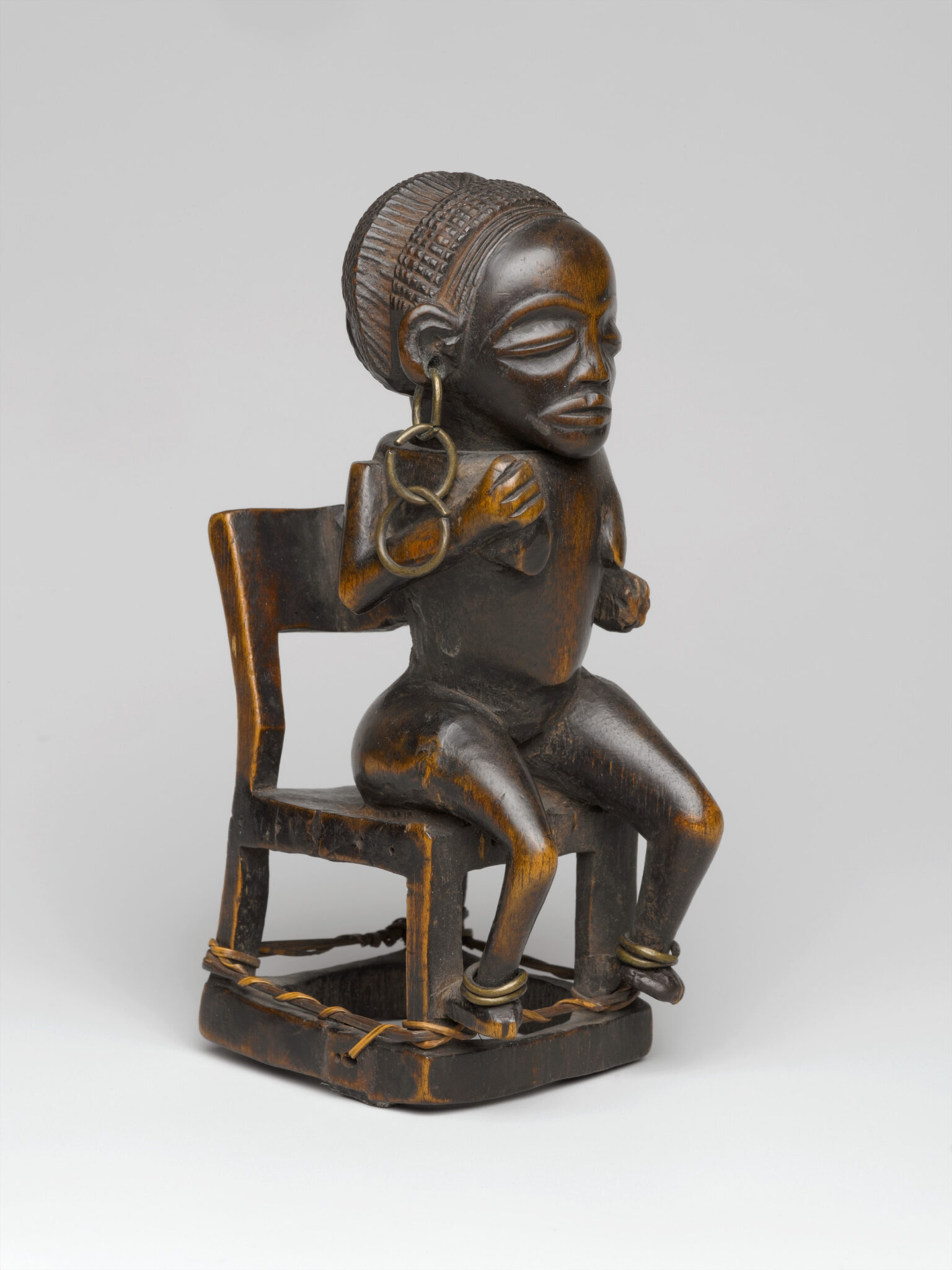Chokwe artist, “Tesa Ya Ma Kanya” (Snuff Container). Northeast Angola or Bandundu Province, Democratic Republic of the Congo, 19th century. Wood, iron, and fiber