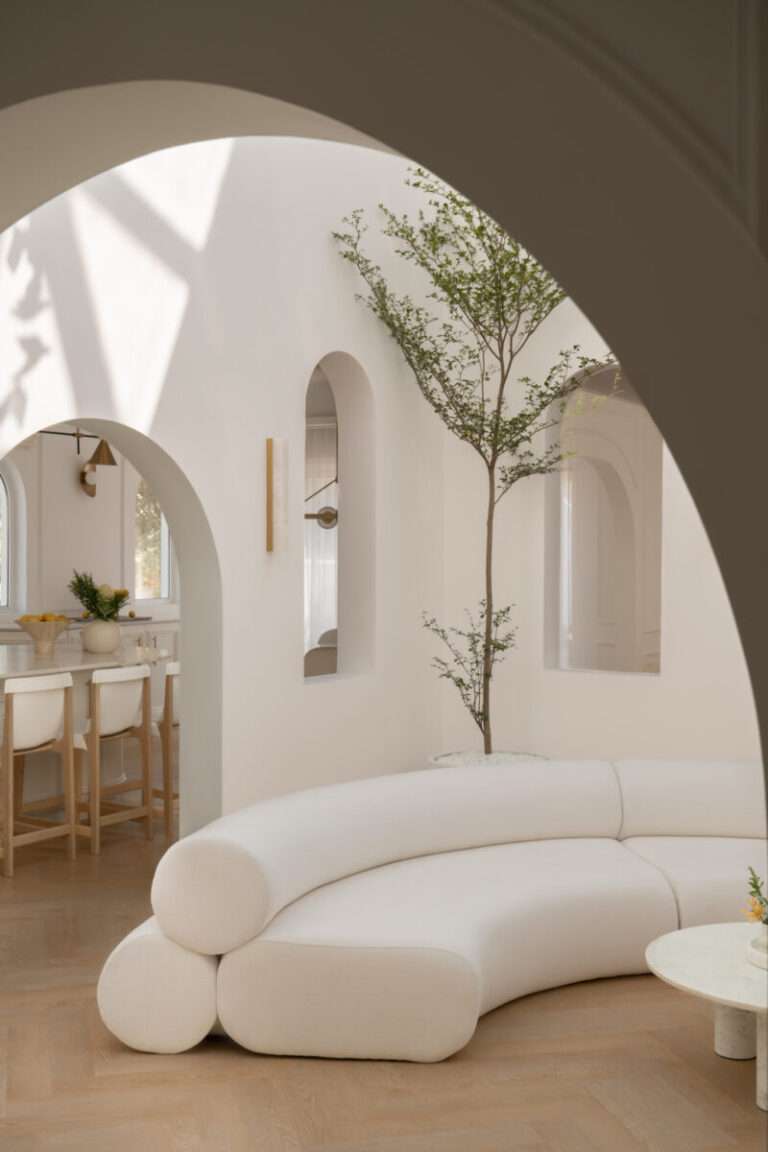 How Sculptural Arches Turned This Dubai Villa Into a Sanctuary