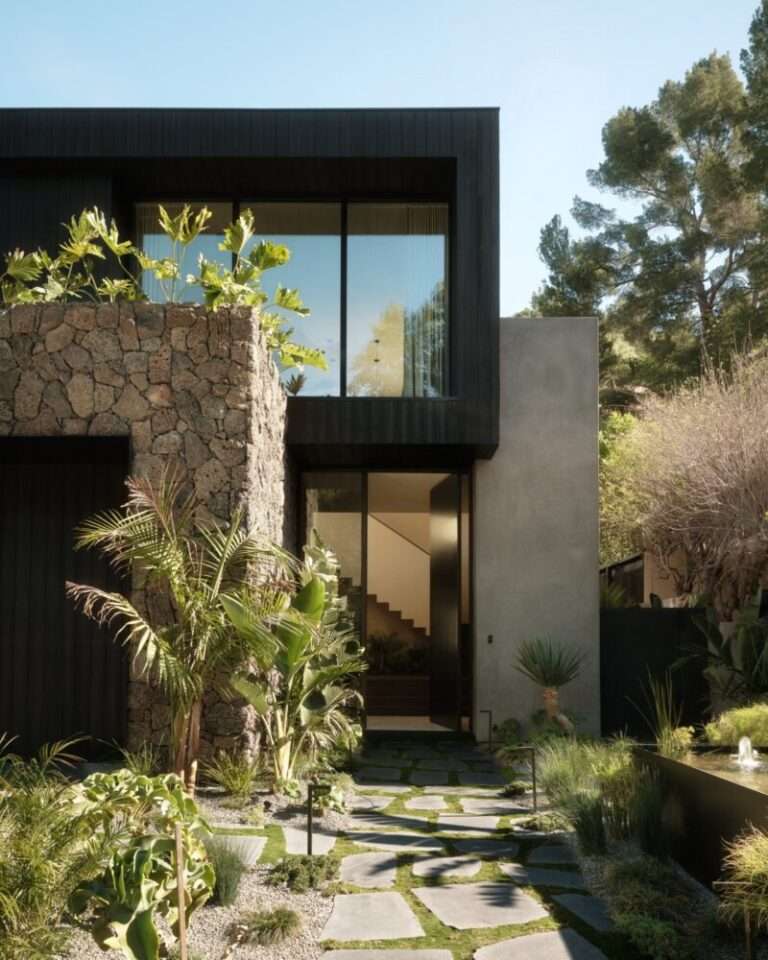 This Los Angeles Home Lets Nature Become the Architecture