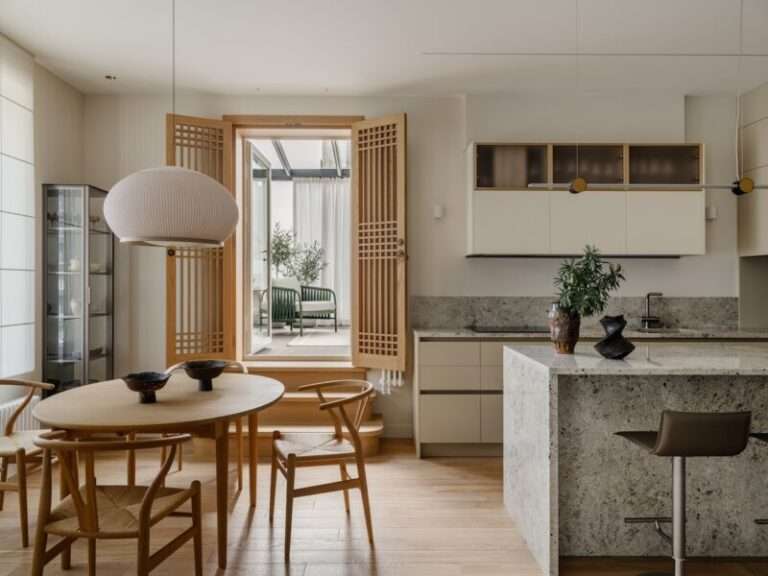 A Moscow Apartment Reinterprets the Architecture of a Korean Hanok