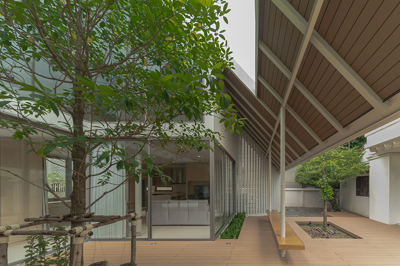 recessed-roof house in bangkok centers living around planted courtyard - 2