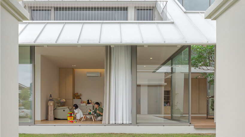 recessed-roof house in bangkok centers living around planted courtyard - 3