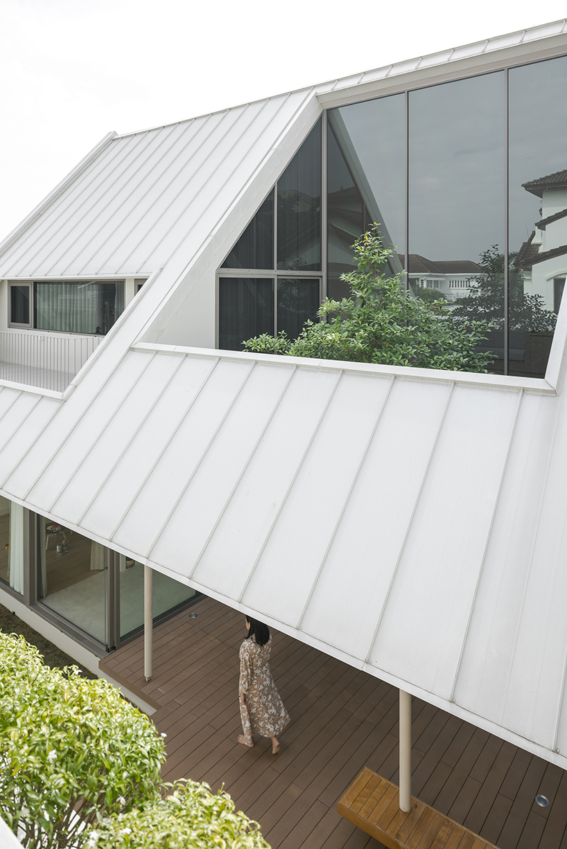 recessed-roof house in bangkok centers living around planted courtyard - 4