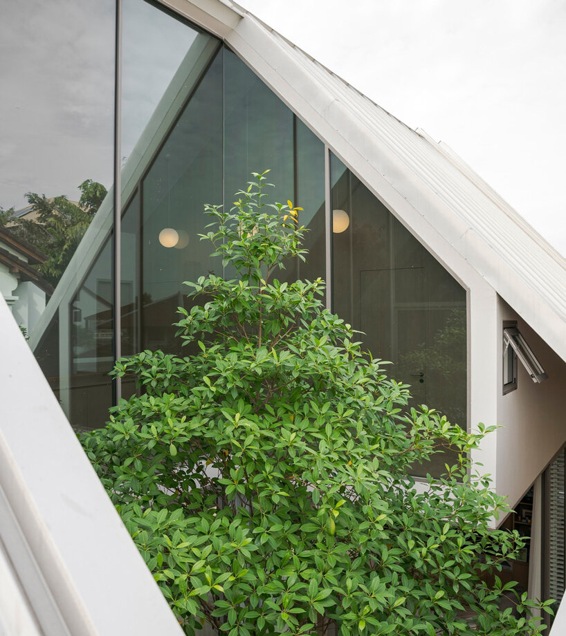 recessed-roof house in bangkok centers living around planted courtyard - 5