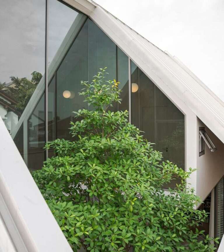 recessed-roof house in bangkok centers living around planted courtyard