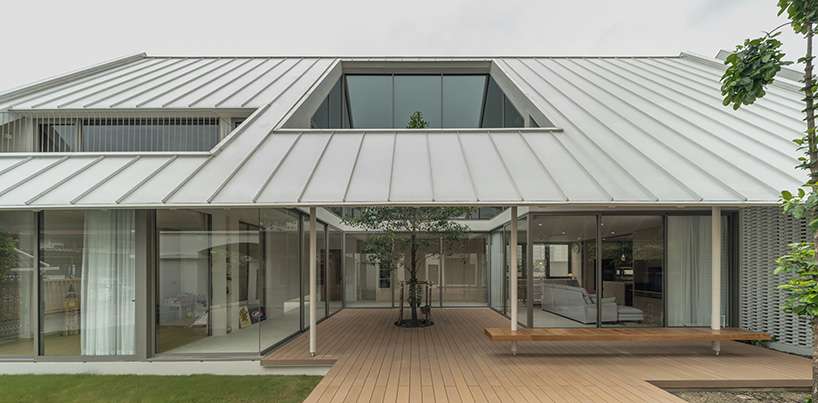 recessed-roof house in bangkok centers living around planted courtyard - 1