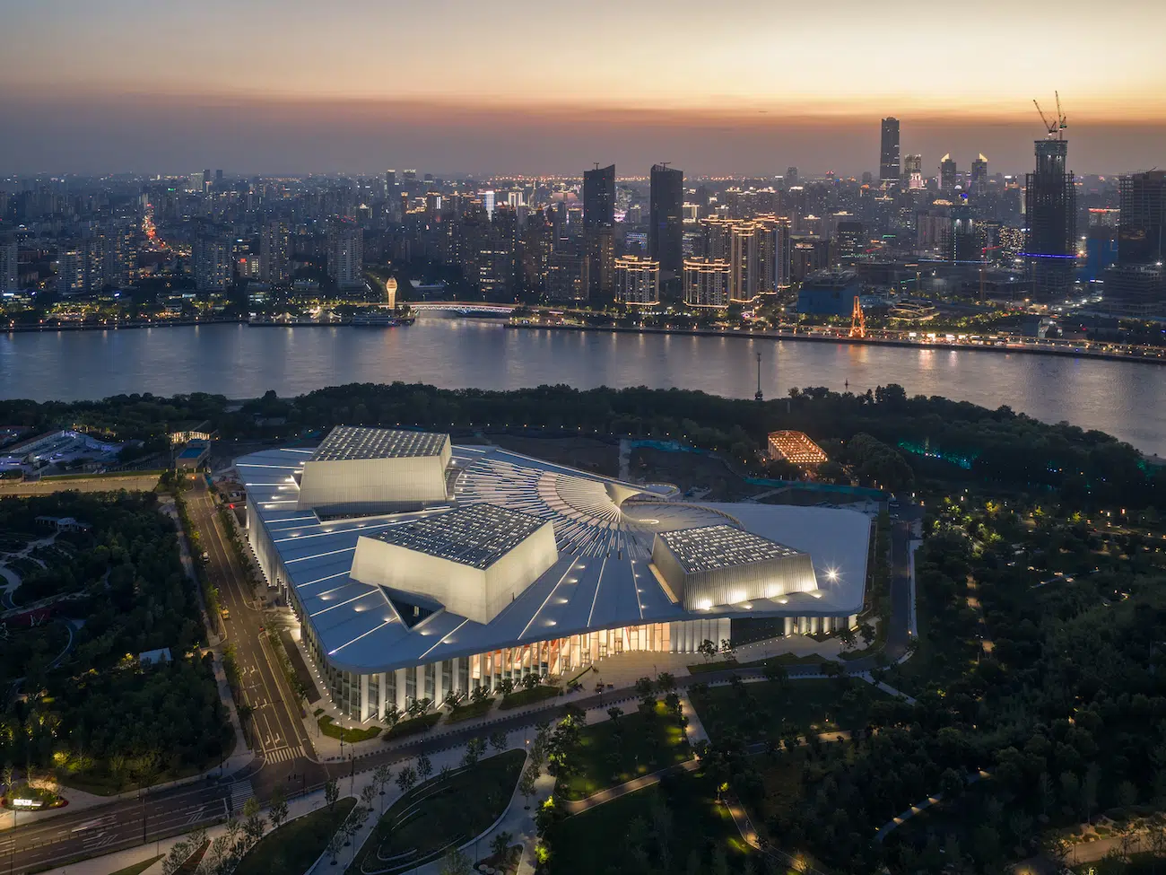 Snøhetta’s Spiral-Shaped Shanghai Grand Opera House Opens