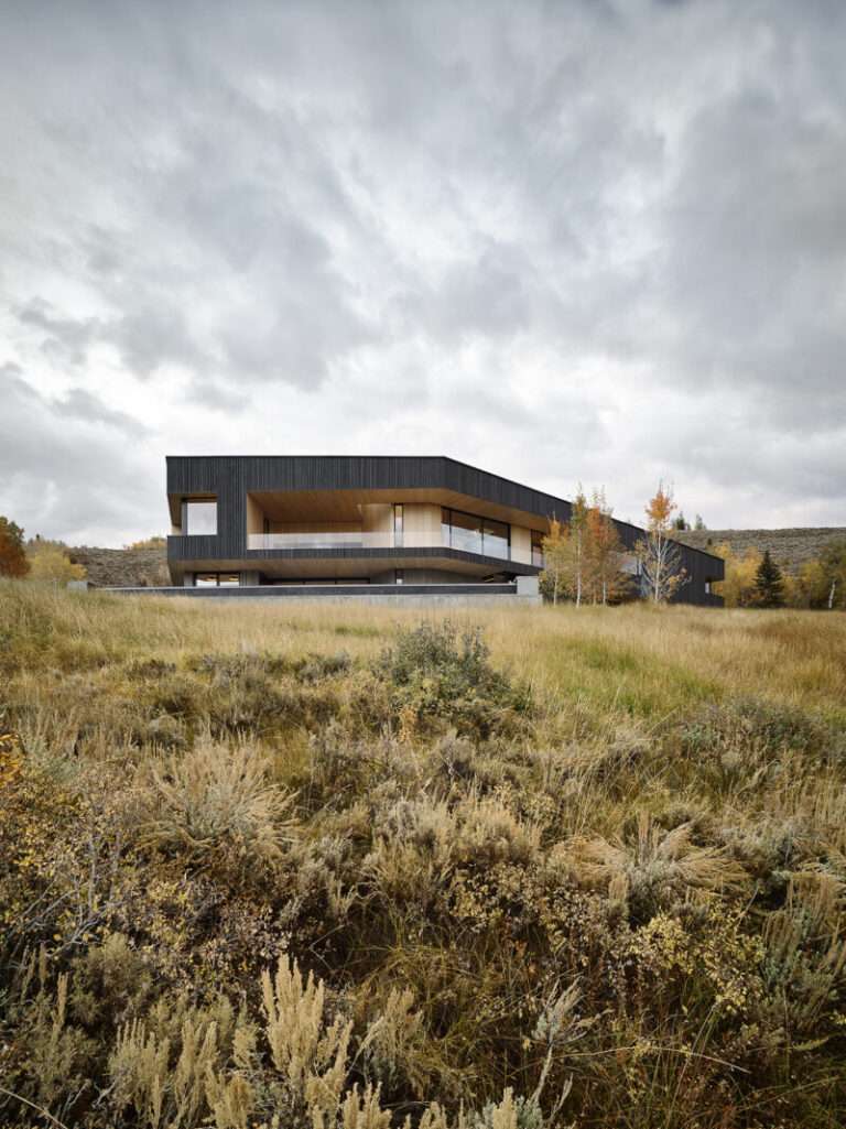 This Boomerang-Shaped House Wraps Around a Mountainside